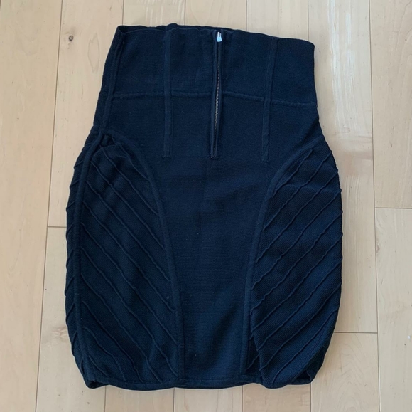 ARITZIA SKIRT - Picture 3 of 7